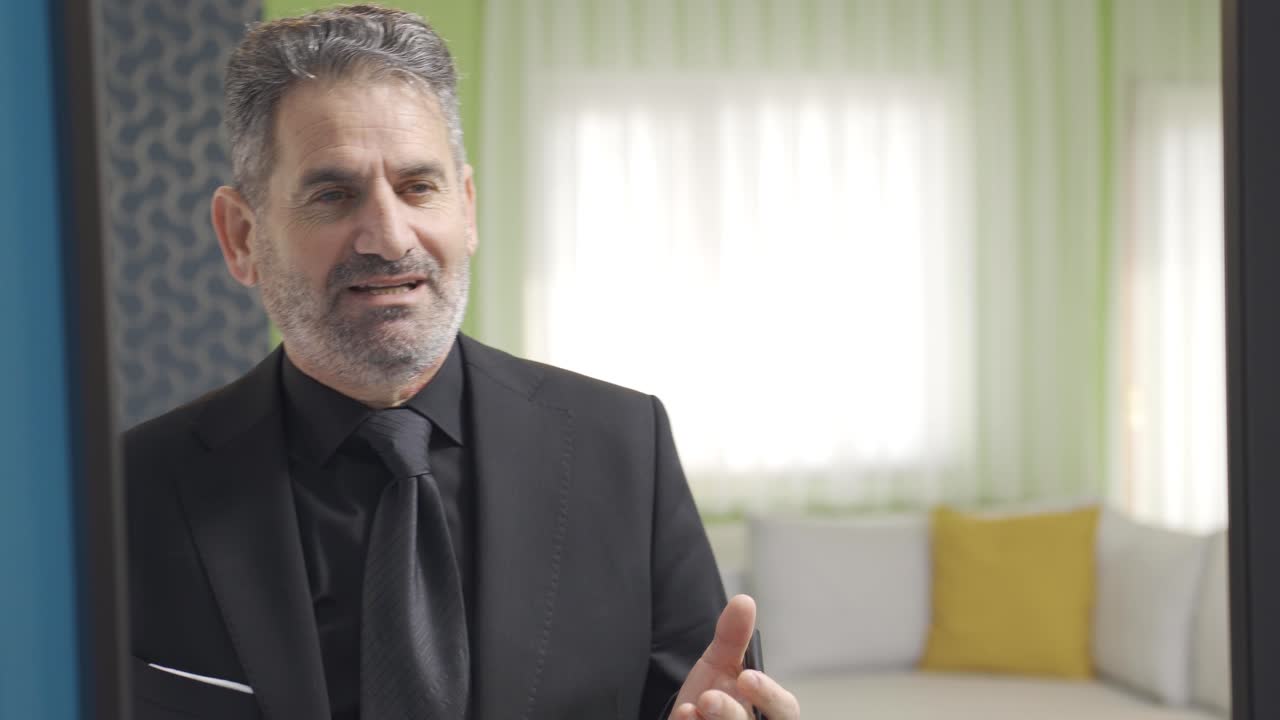 Uomo d'affari maturo di successo che si esercita per un discorso in riunione