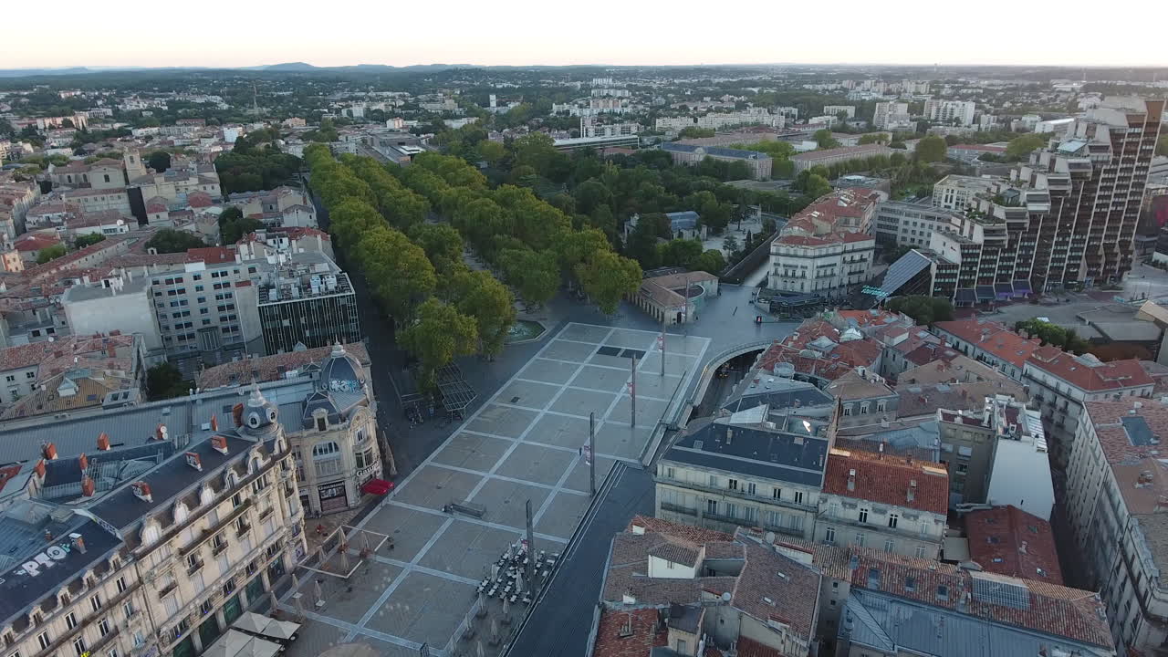 Lever de soleil sur la Place de la Comédie à Montpellier, vue aérienne.