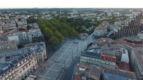 el amanecer sobre la plaza de la comedia de montpellier vista aérea