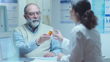 el médico discutiendo la medicación con el paciente