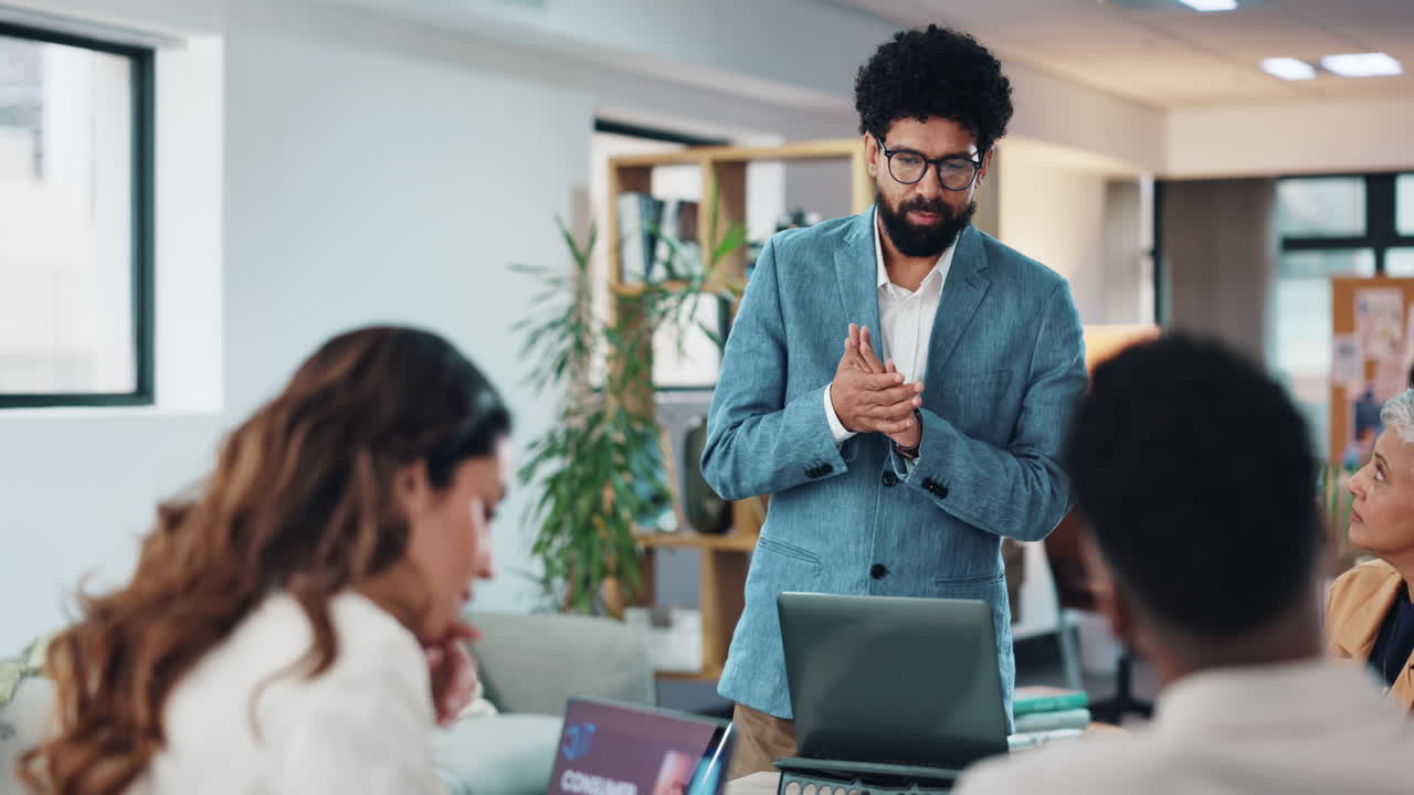 Un team di persone in una riunione di lavoro