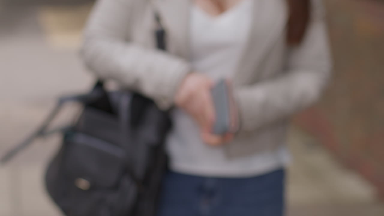 cerca de una mujer estresada y ansiosa al aire libre con preocupaciones financieras sobre el costo de la vida crisis comprobando bolsa de dinero vacía en la calle de la ciudad