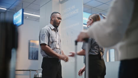 personal de seguridad del aeropuerto discutiendo