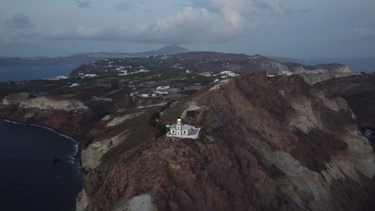 일몰 직후 산토리니 섬과 아름다운 등대