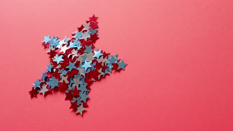 forma de estrella de estrellas rojas y azules sobre fondo rojo con espacio de copia.