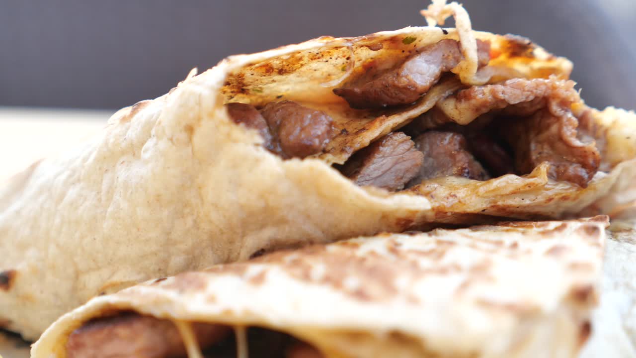 un delicioso burrito de carne de res.