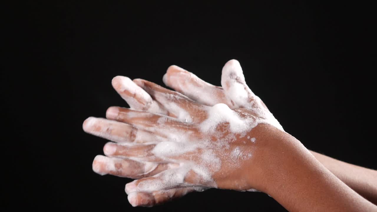 비누 와 물 으로 손 을 는 것