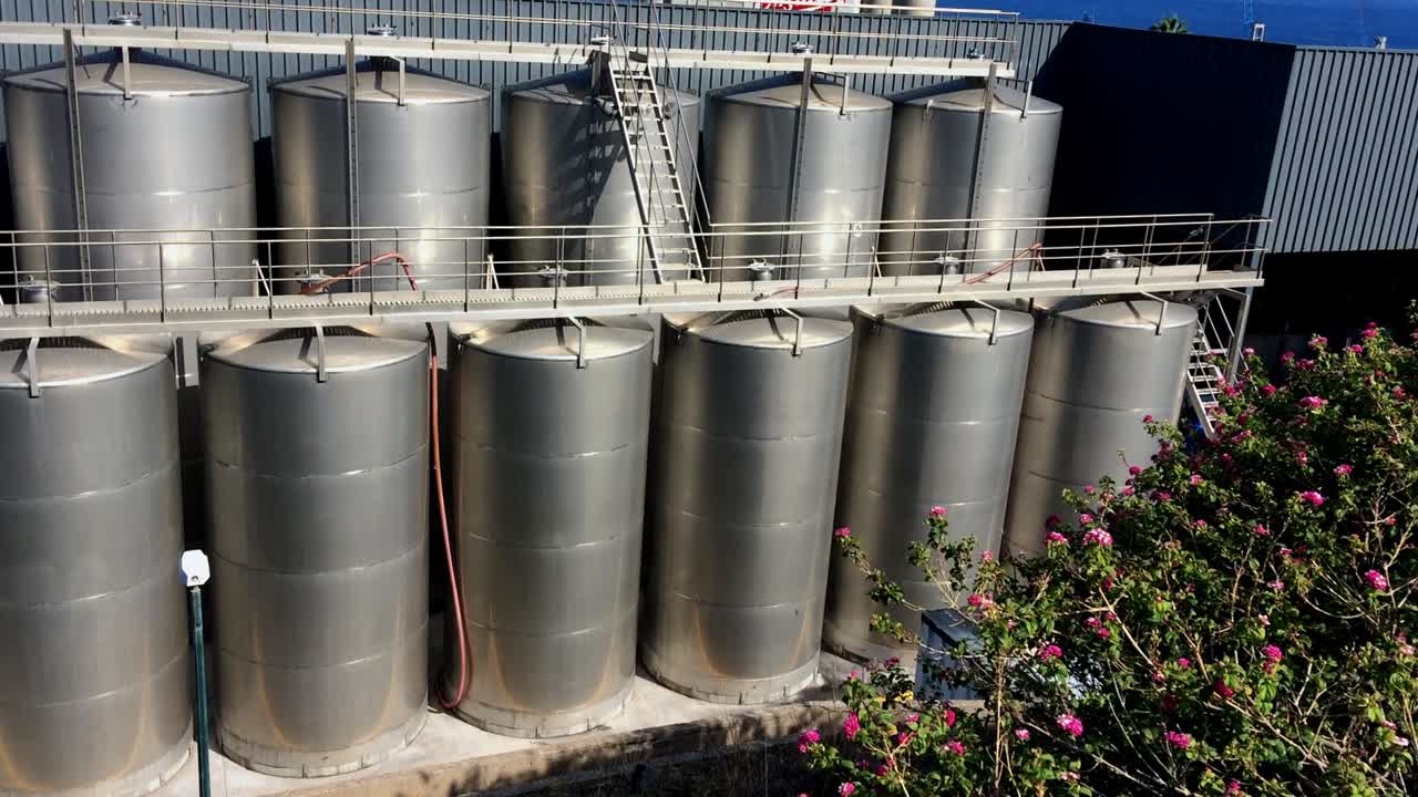 enormes depósitos de metal fermentación industria de la fábrica de vino múltiples enormes tinas de cisterna tanques de acero satinado escena panorámica insertada en un parque industrial natural
