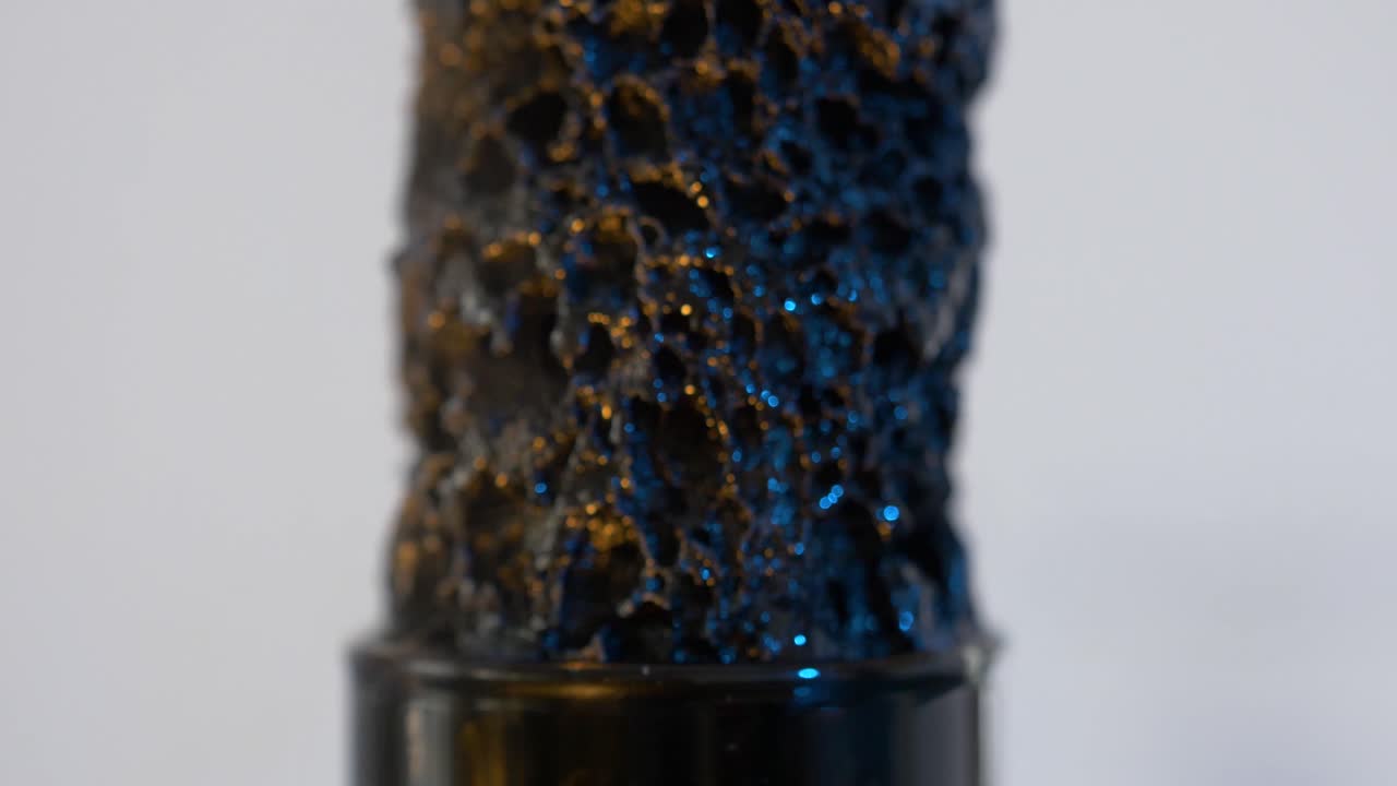 reacción química en un tubo de ensayo