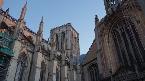 Breite-Seitliche-Aufnahme-Der-Riesigen-Kathedrale-Von-York-Minster-An-Einem-Klaren-Sommermorgen-Bei-Sonnenaufgang