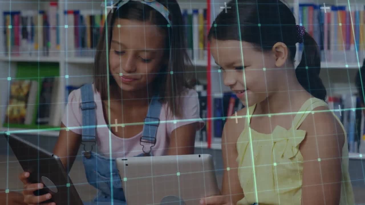 animación de la red de cuadrícula contra dos niñas diversas que usan tabletas digitales en la clase en la escuela.