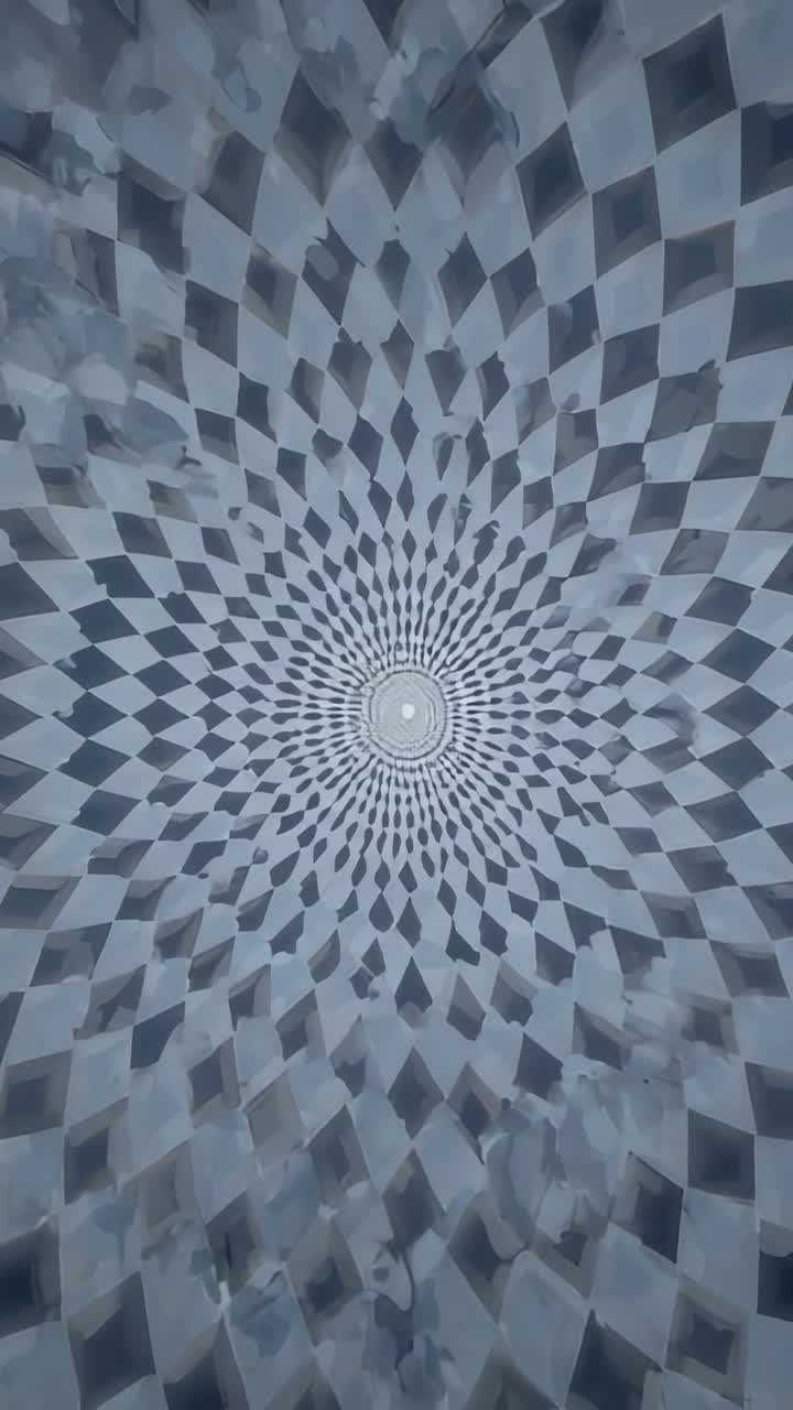 Video verticale: camera avanzata che mostra un vortice piastrellato che si muove verso un disco illuminato in un condotto, con detriti