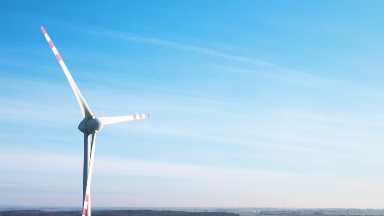 푸른 하늘 위의 생태 농장에서 끊임없이 일하는 거대한 풍력 프로펠러의 클로즈업