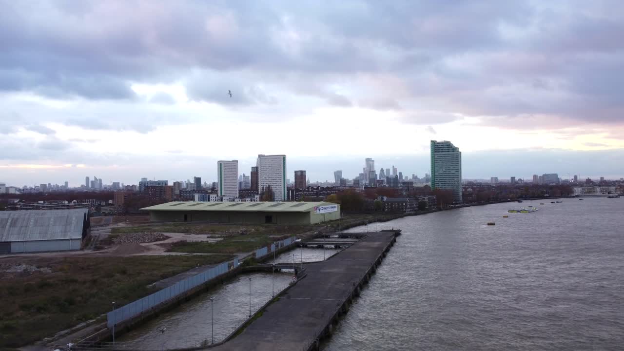 Ripresa aerea di un cantiere edile industriale di East London con magazzino