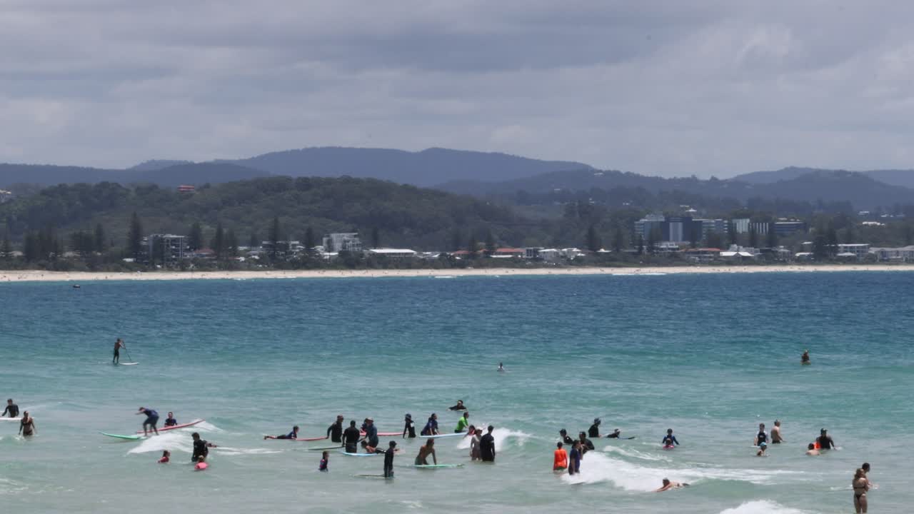 물에서 구조 작업을 돕는 사람들