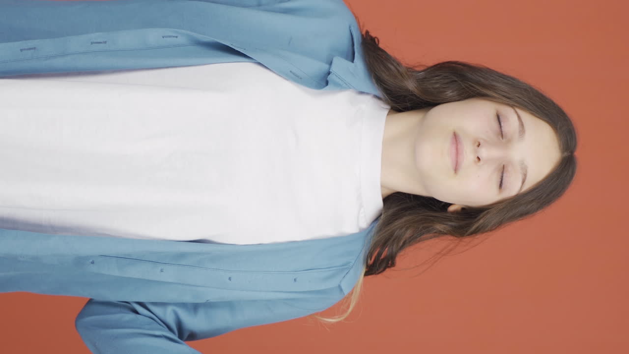 vídeo vertical de uma jovem a meditar a olhar para a câmara.