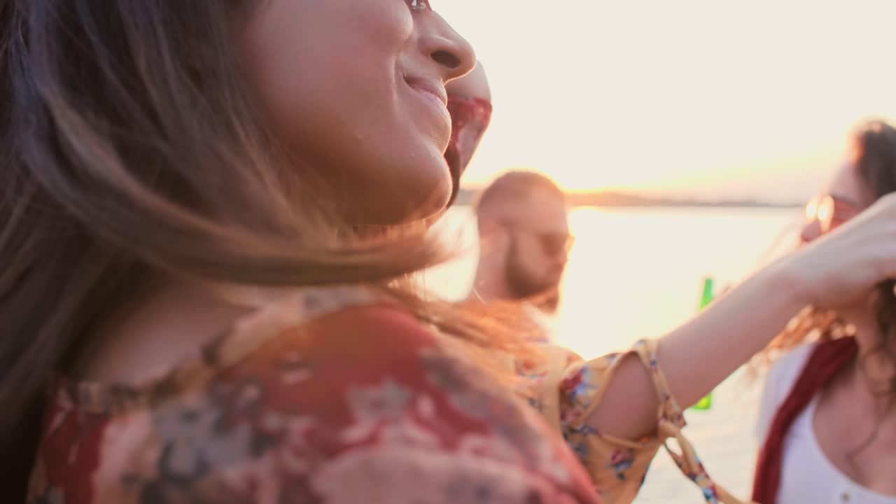 해변 파티에서 춤추는 아시아 여성/다브로바 고르니차/폴란드