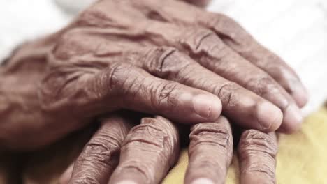 primer plano de las manos arrugadas de los ancianos