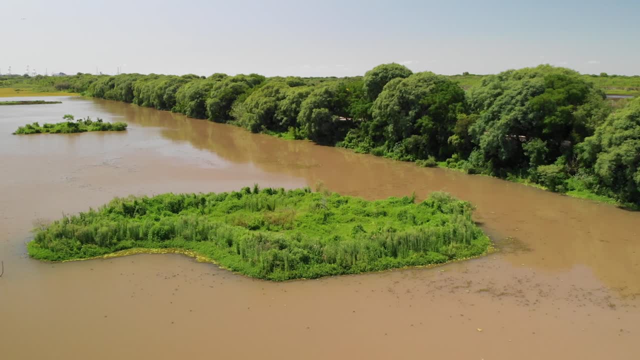 воздушная перспектива экологического заповедника буэнос-айрес с его большими водно-болотными угодьями и деревьями