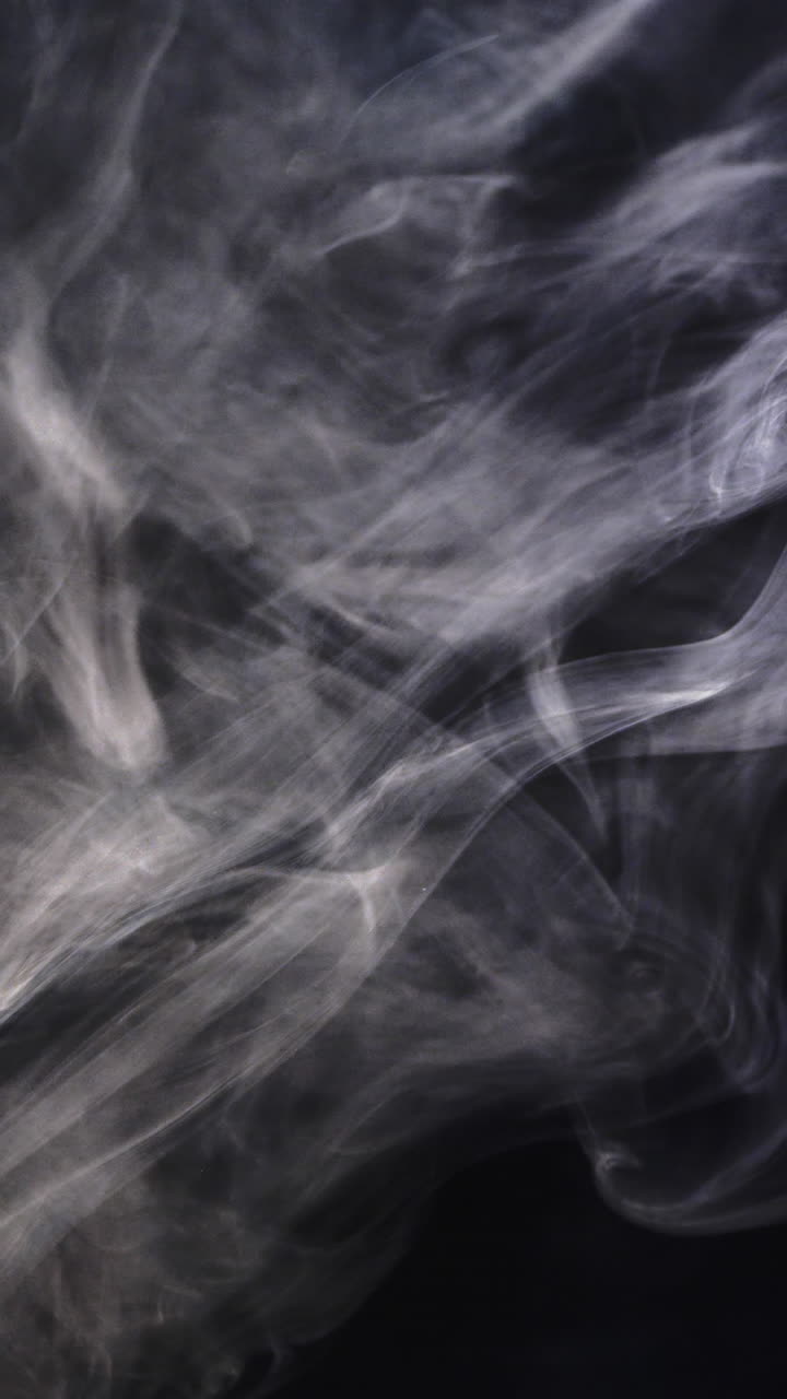 Video verticale di nuvole bianche di fumo in movimento con spazio per il testo su sfondo nero