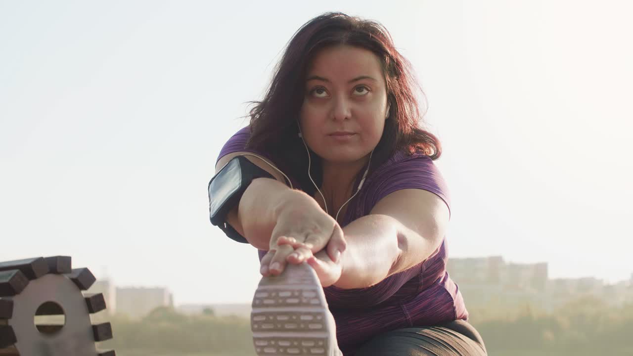 retrato de una mujer estirando las piernas