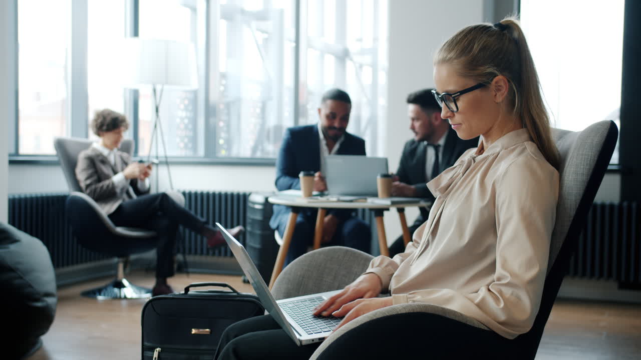 Geschäftsfrau arbeitet an einem Laptop in einem modernen Büro