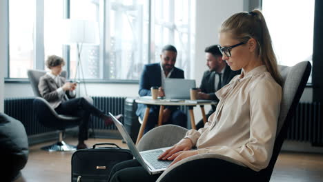 mujer de negocios trabajando en una computadora portátil en una oficina moderna
