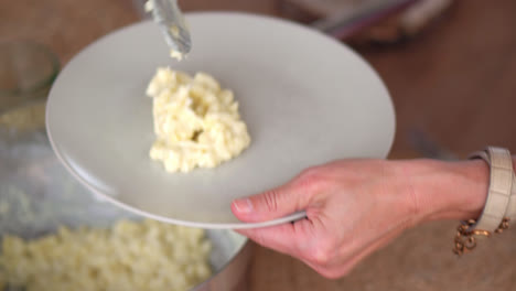 piatto preparato bryndzove halusky, cibo slovacco fatto di grumi di pasta di patate bollite, coperti di grassi di maiale affumicati