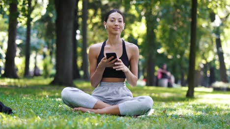 una mujer relajándose en el parque.