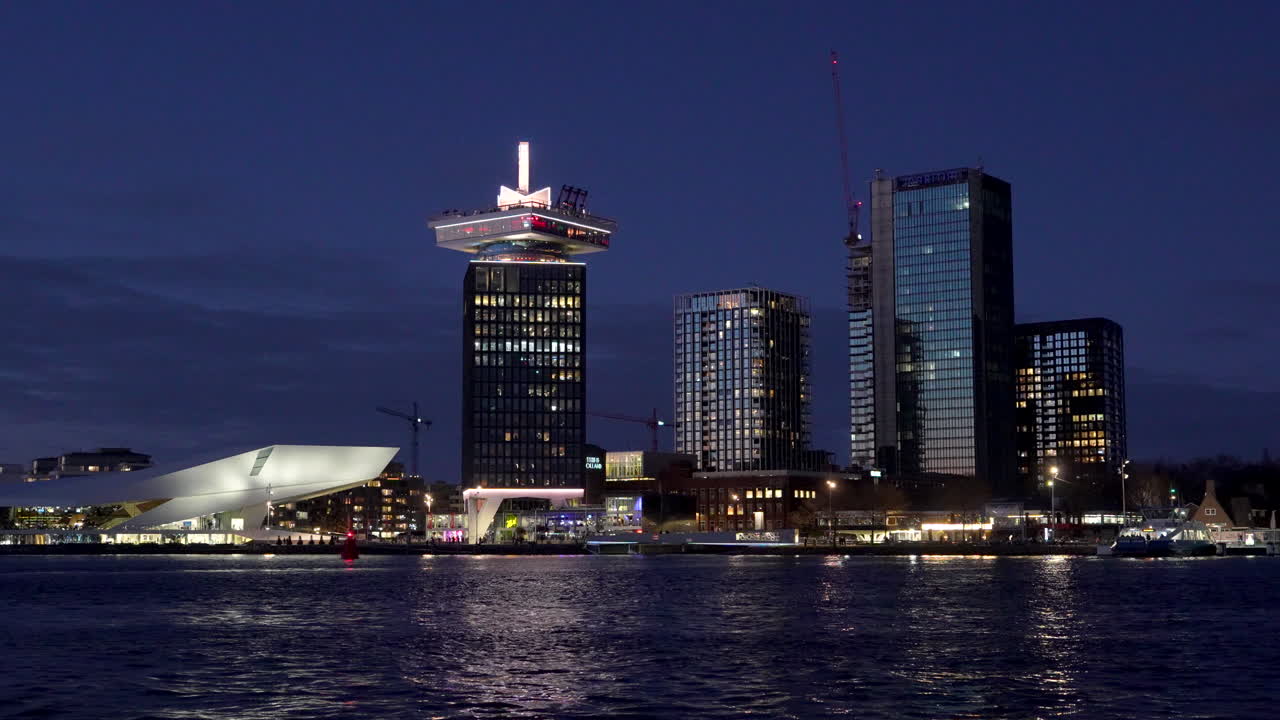 a'dam tower y eye film museum por la noche en amsterdam, noord holland, países bajos