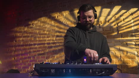 Man-with-black-cap-djing-at-the-disco