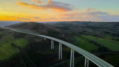 Eine-Landschaftsfahrt-Bei-Sonnenuntergang:-Die-Talbrücke-Nuttlar-Auf-Der-Autobahn-46-In-Nuttlar,-Nrw