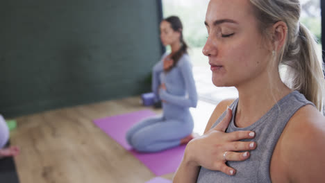 Verschiedene-Frauen-Mit-Händen-Auf-Bauch-Und-Brust-üben-Atemübungen-Im-Studio