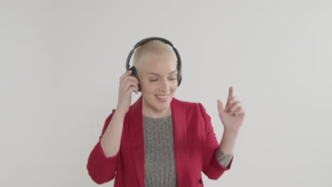 Female-model-wearing-blazer-listening-to-headphones-and-dancing-02