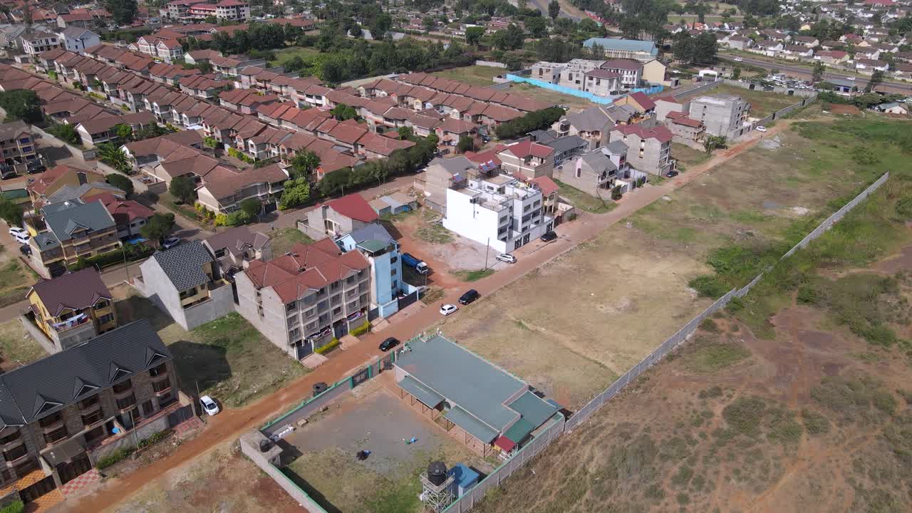 Quartier résidentiel en banlieue de Nairobi, capitale du Kenya, vue aérienne
