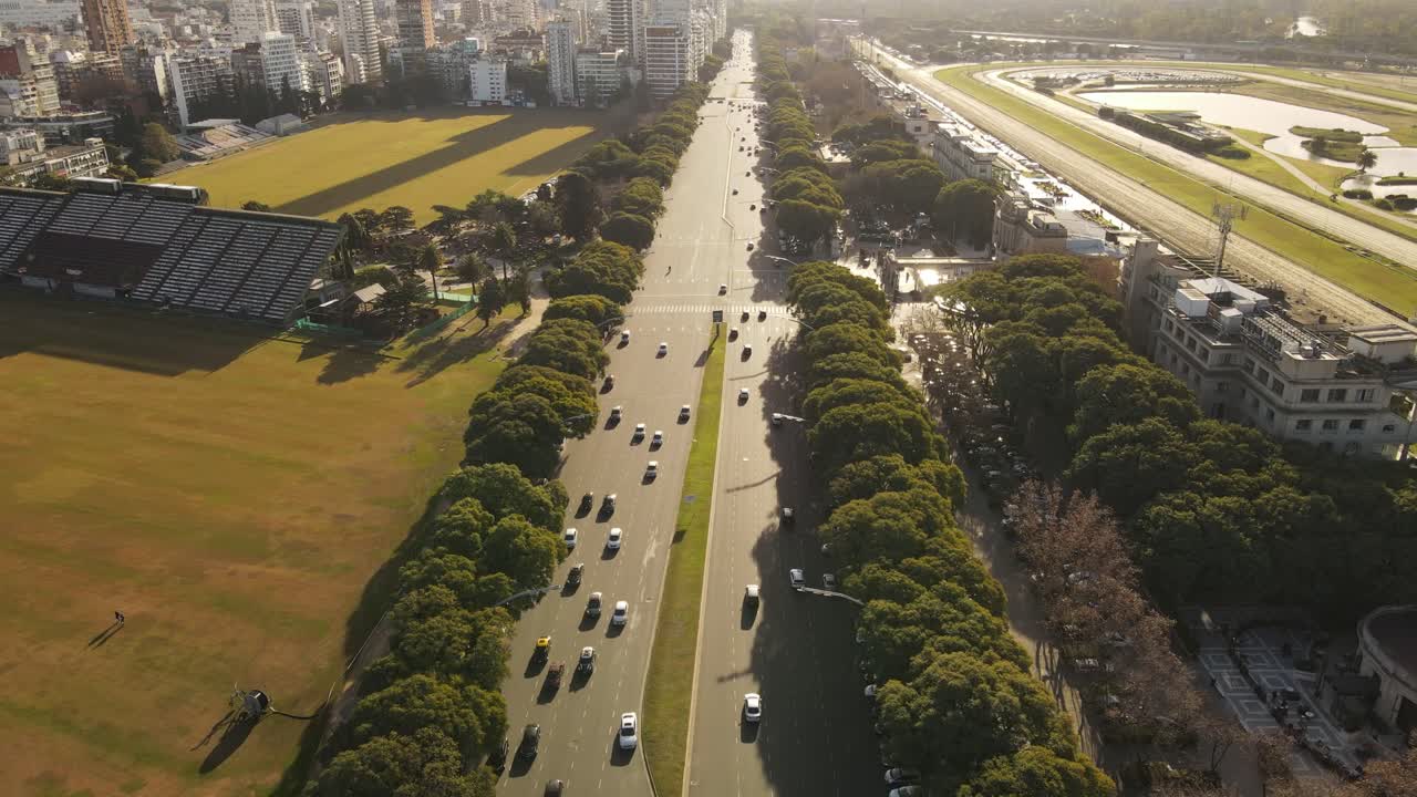 sobrevuelo aéreo gran avenida con coches de conducción durante la puesta de sol en buenos aires - toma cinematográfica de 4k