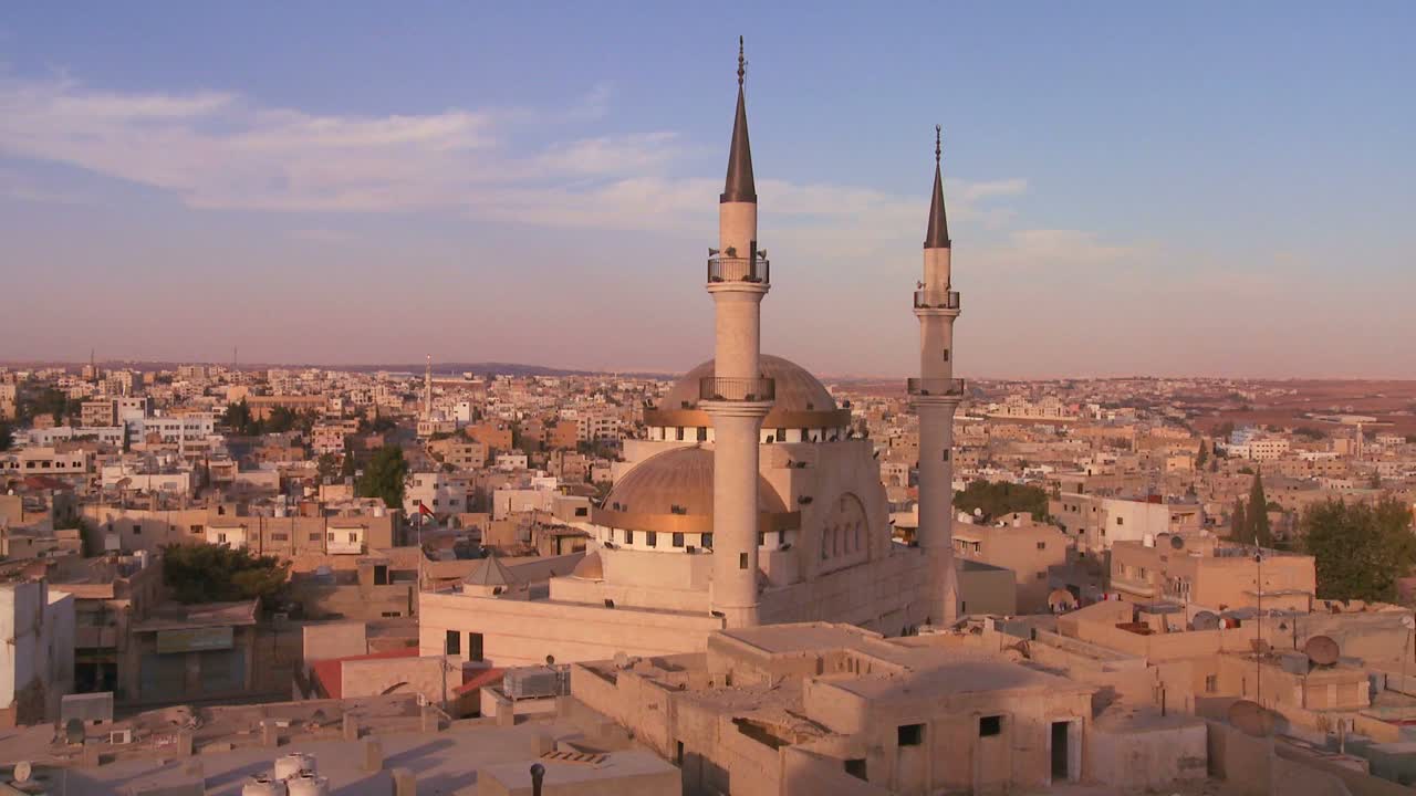 Una moschea si erge imponente sulla città araba di Madaba, in Giordania