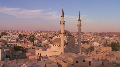 Eine-Moschee-überragt-Die-Arabische-Stadt-Madaba-In-Jordanien