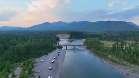 Vehículos-De-Camping-En-El-Camping-Cerca-Del-Puente-De-Blankenship-En-La-Orilla-Del-Río-Flathead-De-Bifurcación-Media-En-Montana,-Ee.uu.