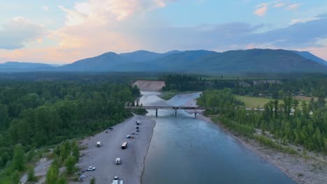 vehículos de camping en el camping cerca del puente de blankenship en la orilla del río flathead de bifurcación media en montana, ee.uu.