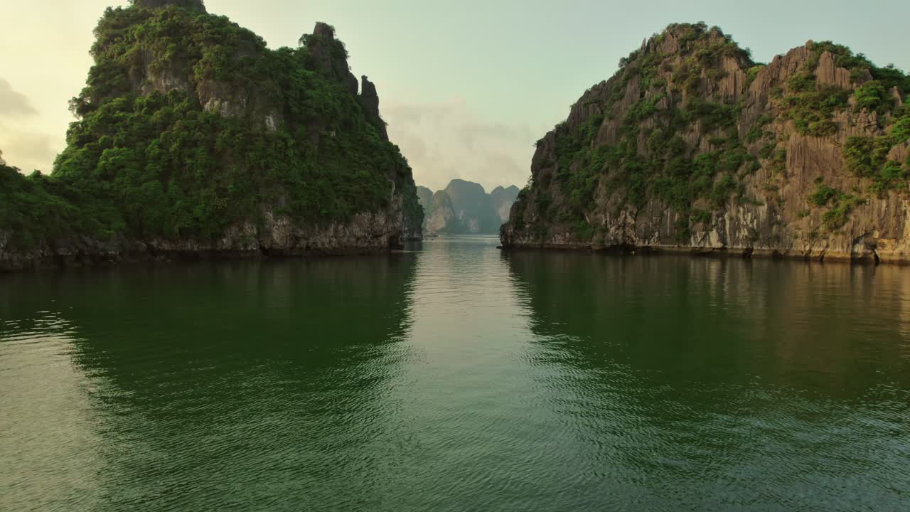 bahía de halong vietnam sudeste asiático laguna de agua esmeralda islas de piedra caliza largas