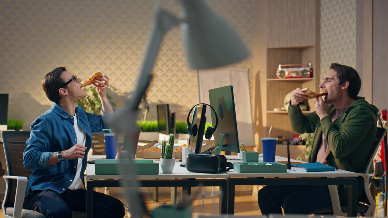 두 남자가 휴식시간에 점심을 나누고 있습니다.