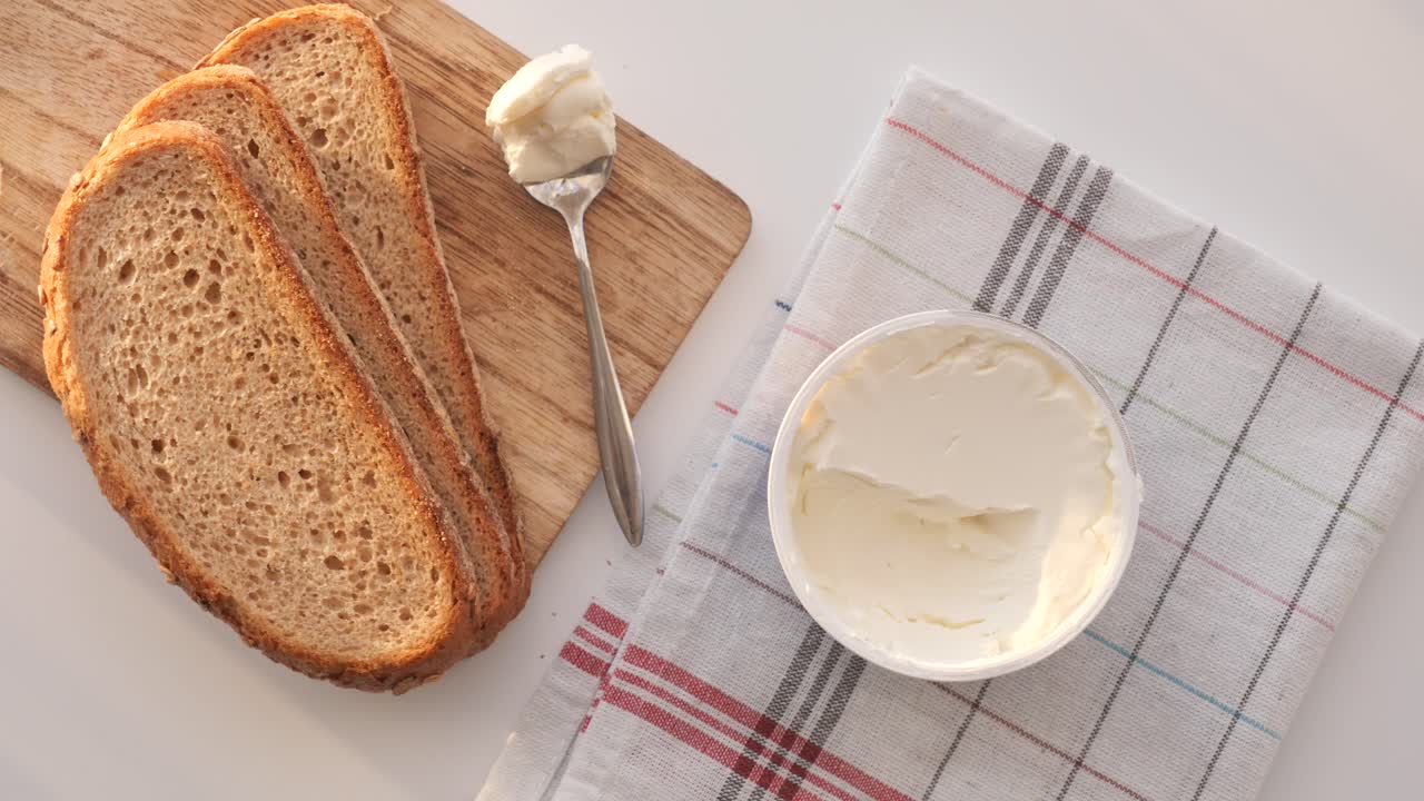 Formaggio spalmabile e pane integrale per colazione
