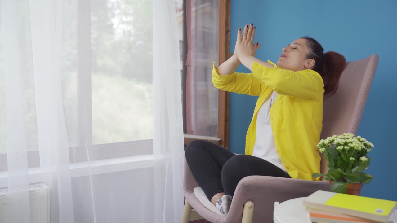 mujer en meditación frente a la ventana.