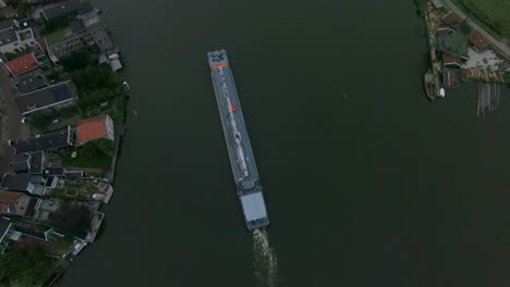 fotografía aérea de una barcaza navegando por el río en la ciudad