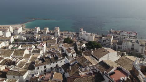 Retroceso-Aéreo-Sobre-Asentamiento-Costero-En-La-Costa-Blanca