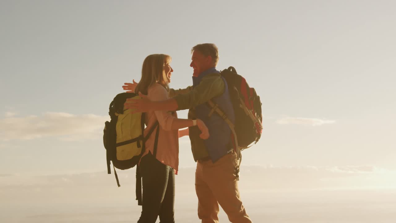 feliz pareja de ancianos activos en el bosque