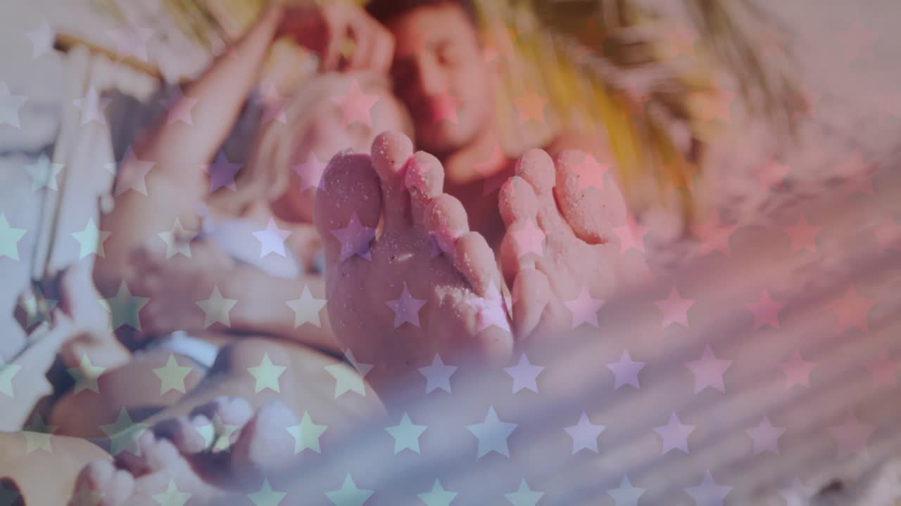 múltiples estrellas parpadeantes contra una pareja caucásica acostada en la hamaca en la playa