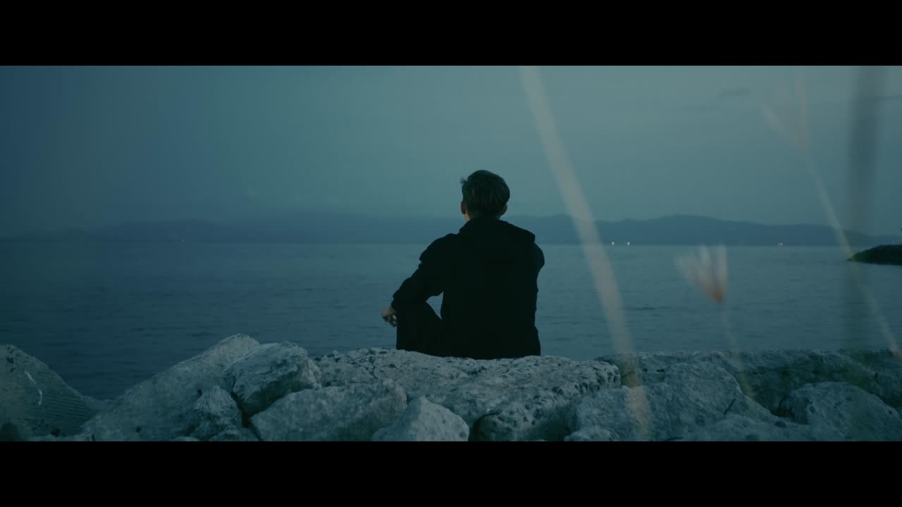Uomo che contempla il mare al crepuscolo