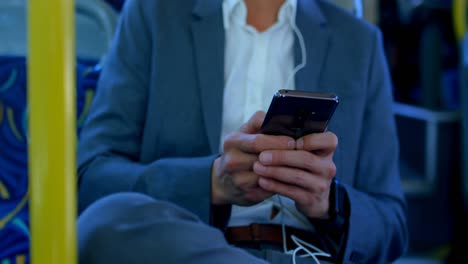 pasajero masculino que usa teléfono móvil mientras viaja en el autobús 4k